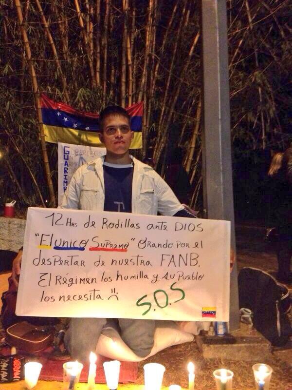 andreasalinas9's tweet photo. : A esta misma hora frente al CORE1 Carlos Pernia #Estudiante #ULA está de rodillas desde las 7pm de ayer! http://t.co/T9Kwew6Cgu