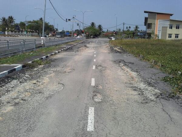 tunfaisal's tweet photo. #MPmalas Permatang Pauh RT @kalaivanar: Pemandangan indah permatang pauh dpn UTM @tunfaisal @liowtionglai http://t.co/R4Ku4lVfnh