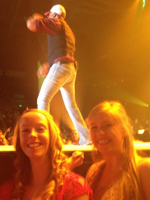 jbay_12's tweet photo. HOLY FREAKING DARIUS RUCKER. 😍#touchedhishand #SOMANYTIMES #bigscreenlife @niabelden_13 http://t.co/1Cl3ypeE3k