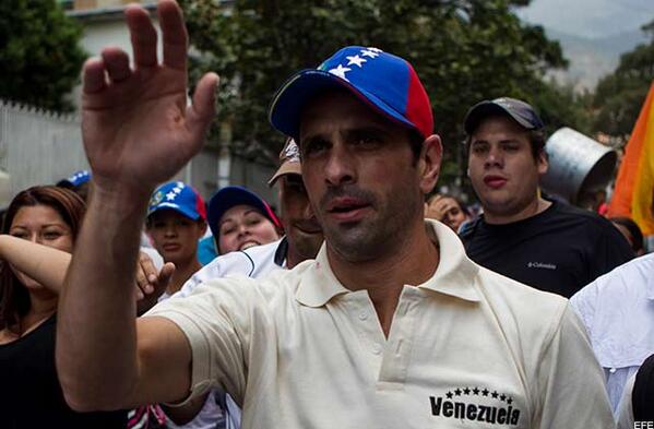 Laiguanatv's tweet photo. Sepa por qué Capriles "se tuvo que ir pirao" en plena marcha de mujeres opositoras (+video) http://t.co/8FN3duXV0w http://t.co/Aola0arn1T ·
