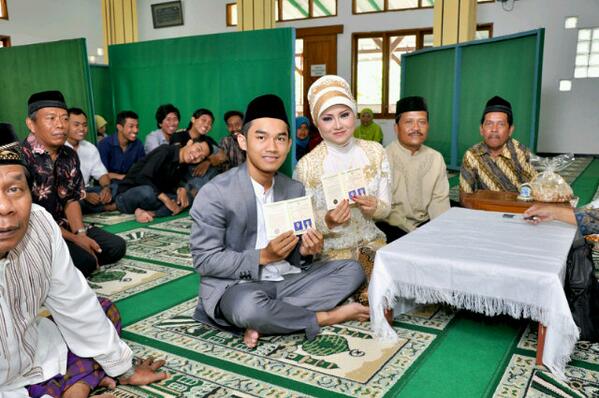 arista_vr's tweet photo. Alhamdulilah...satu tahun (\´▽`)/ @dickybagus6 http://t.co/HZKtFT65PO