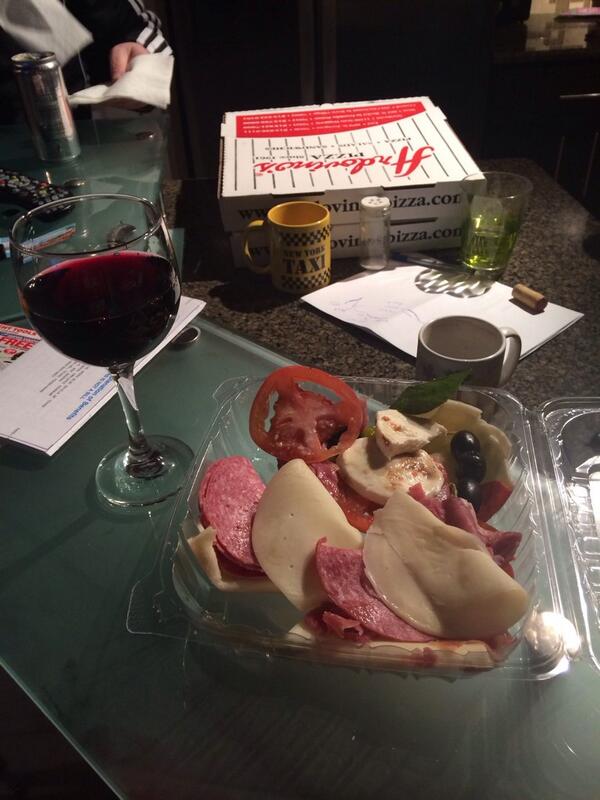 LLUMA's tweet photo. Domingo agusto ajaiii 🍷🍷🍷🙈 http://t.co/0GRgJq1pkJ