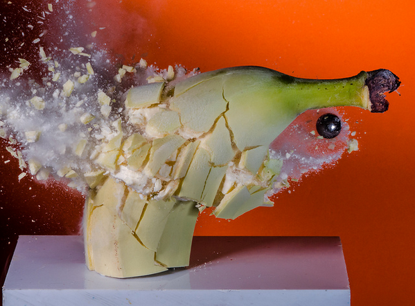 CoolSciencePics's tweet photo. This banana was frozen with liquid nitrogen &amp; shot with a BB gun http://t.co/U2UhCFwoil