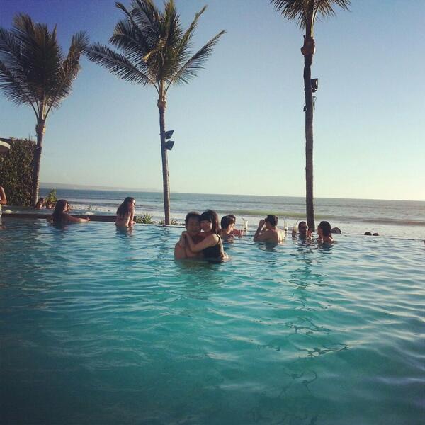 wenbemz's tweet photo. Holiday rileks time.. Baliii again with love.. Potato head swim with hubby.. http://t.co/ppH6g6V1BD