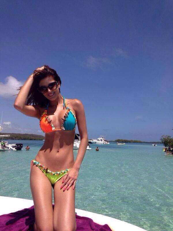 BarbieAbreu's tweet photo. Con un bañador @MAbyShatrin @MAbyShatrin @MAbyShatrin 💛💙❤️ http://t.co/qZ9bQKx7Ud