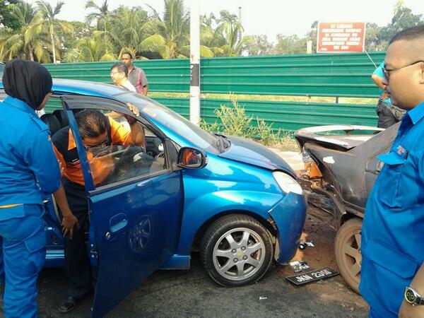 JPAMMuar's tweet photo. Bantuan kemanusian- dlm perjalanan standby PC Kolej Matrikulasi @kpjpam @ghazali112 @JPAMtwiter @JPAMJohor http://t.co/gOfGNFbIvj