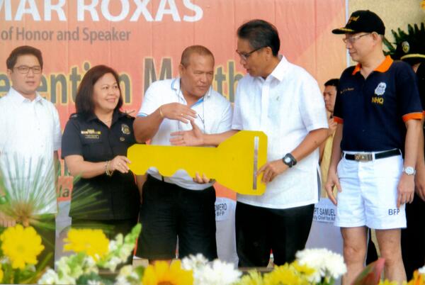 mayorocamoreno's tweet photo. Mayor Oca receives new fire trucks from  DILG Sec. @MARoxas  last March 3 at Liwasang Aurora, Quezon Memorial Circle. http://t.co/wUzSoC4roW