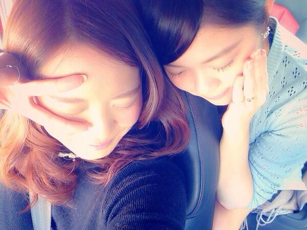 原田曜平 最近 若者の間で下を向いて 写真を撮るのが流行ってる 特に大人数で撮る時に 誰のsnsに載せられるか分からないので警戒してこうする この2人はノーメイクだったから下を向いて撮ったそうで 盛れたと喜んでいる だったら撮るなはおじさん発想