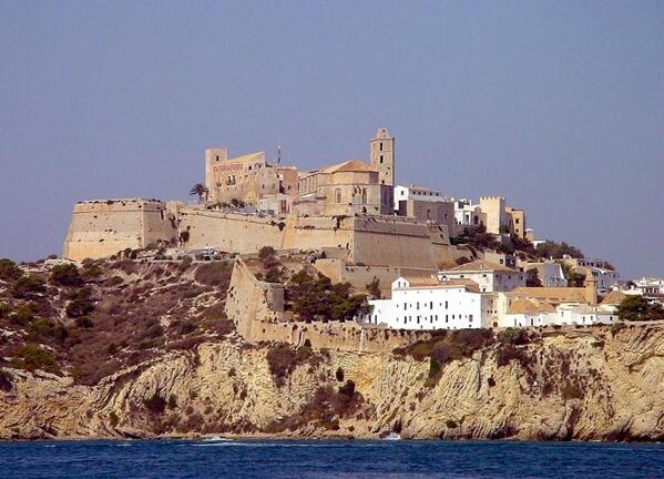 aidacr16's tweet photo. Dalt Vila, a perfect place to spend a sunny day! #Gepeivissa2 http://t.co/0FMhHY2URO