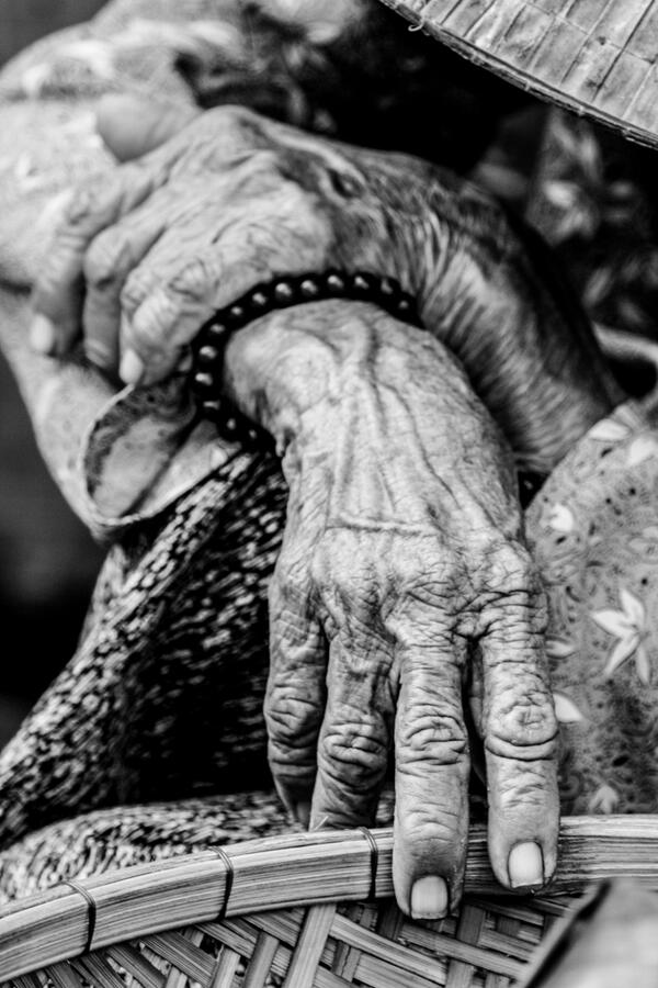 ManhHungDo2014's tweet photo. Some hands tell a life-story through pen; others, through wrinkle.

#wordowk http://t.co/LAB3CI81cg