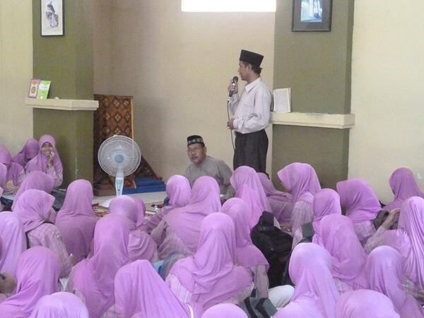 AyHa_num1's tweet photo. sowan ke pak yai iklil http://t.co/xFfeSSyazI