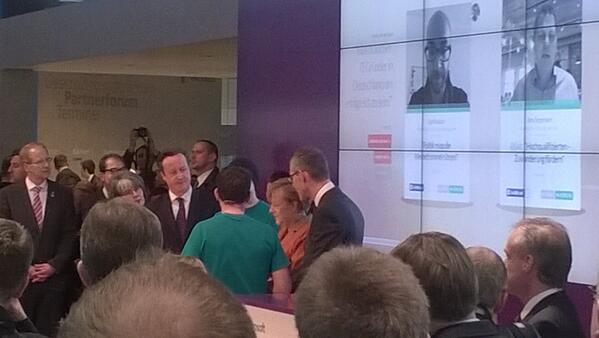 SenorFlo's tweet image. Symbolbild mit Kanzlerin im Background #Cebit #microsoftadding