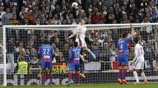 CR7_Holland's tweet photo. Wat een sprong van Ronaldo van gisteravond ! De lat van het doel staat op 2.45m hoogte en hij komt er bovenuit! http://t.co/5WdskXbMB5