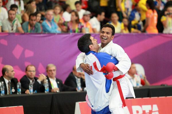 buenhombrehuizi's tweet image. Grande Sensei madera... #ShuriRyu #Santiago2014 http://t.co/K0Q38aBDbN” @ANDRESMADERA excelente negro!”