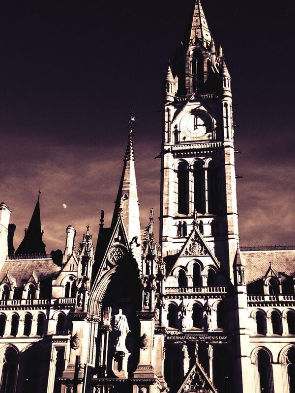 UprisingFeature's tweet image. Manchester in the afternoon with the moon in the background #Salford #MustSee #beautiful