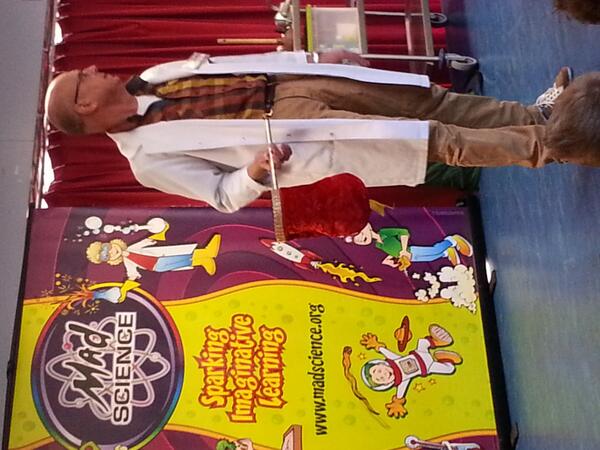 bsCobbeek's tweet photo. Na de opening hebben alle klassen een introductieles gehad van @MadScienceBrabo http://t.co/xgYbrJWV4B