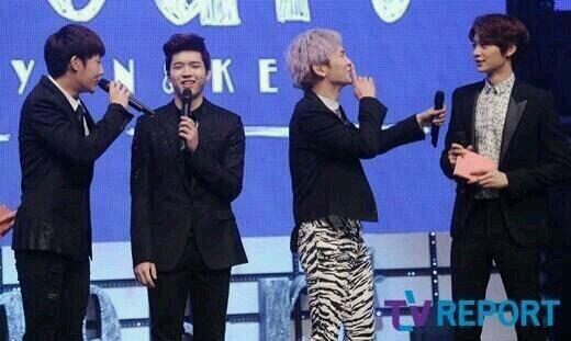 Lollkmook's tweet photo. เเก นี่มันโชว์เคส Toheart นัมคีย์นะ ไม่ใช่งานดับเบิ้ลเดท หันกันคนละข้างไปจู๋จี๋กะเเฟนตัวเองเฉยเลอ ถถถถถถถถถถถถถ http://t.co/KCjXC25EBk