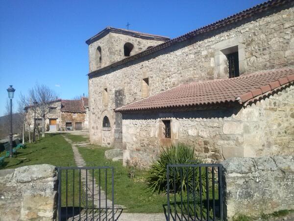 turismo_burgos's tweet photo. Iglesia de San Pedro en la localidad de Monasterio de la Sierra, el sábado. #SierradelaDemanda #Burgos http://t.co/VMxM1ayyAM