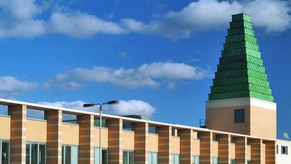 Light_Footprint's tweet photo. #LightFootprint author @CEBouee visits the school with the famous ziggurat in a city of spires. @OxfordSBS http://t.co/QHpoTg34H3