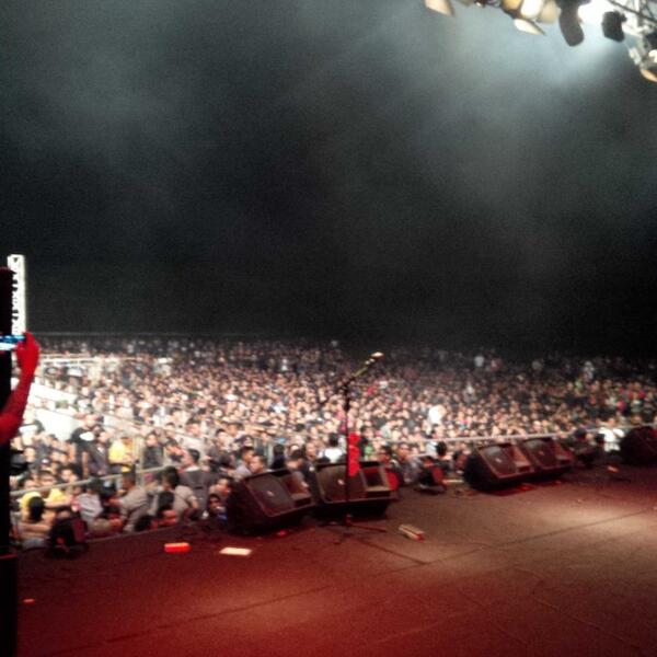 Ini aksi duduk spontan ribuan penonton Kukar Rockin Fest 2014 merespons kedzhaliman Testament thd Power Metal, keren!