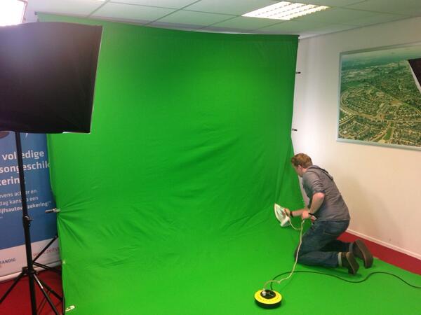 @daanoetenter Nooit geweten dat je kon strijken! #greenscreen #filmen <a href="/Velten_/">Velten</a>