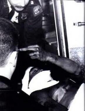 CoinWuTang's tweet photo. Tupac después de haber recibido 5 disparos. http://t.co/QoHGlGCwL2