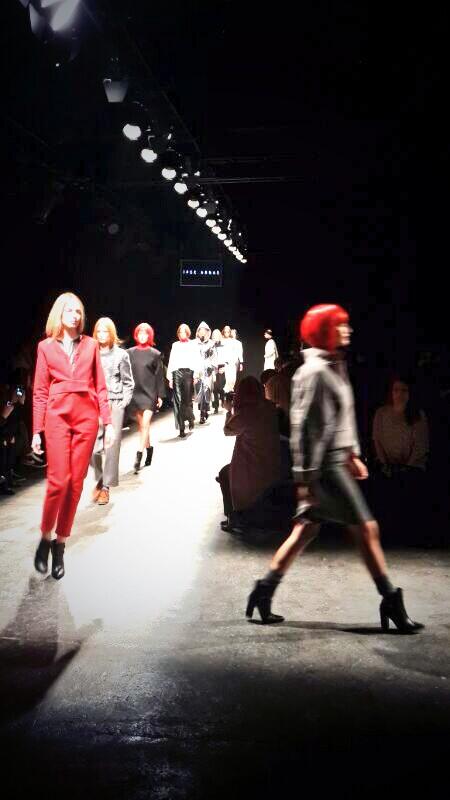 Kırmızı, siyah ve grilerden oluşan <a href="/ipekarnas/">IPEK ARNAS</a> studio sunumunu izledik! #mbfwi #fw14