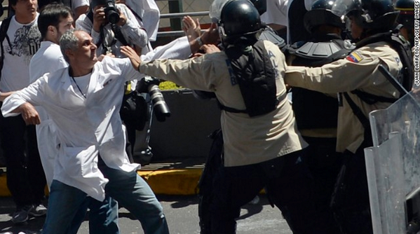 CMonteroOficial's tweet photo. Marchas de médicos evidencian la polarización de gremios en #Venezuela. http://t.co/gFjc0aIePb http://t.co/AeE64Su9rT