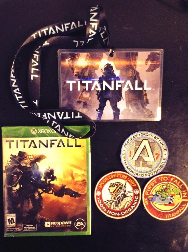 lootcrate's tweet image. Heads up, pilots! These @Titanfallgame items could be yours - RT to enter! Winner picked at 6pm Pacific. #Titanfall