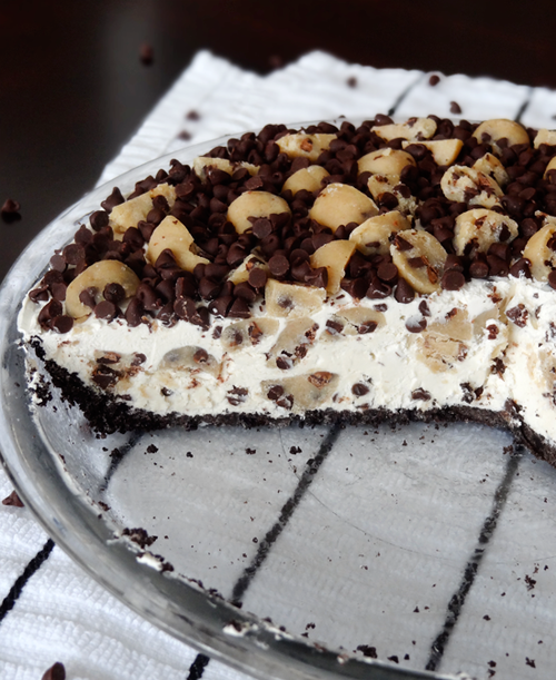 YummyImages's tweet photo. Chocolate Chip Cookie Dough Ice Cream Pie http://t.co/3ww6cnZ1pd