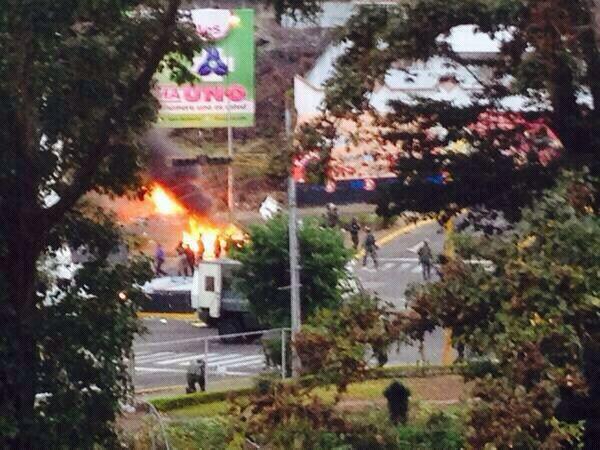 GustavoGandica's tweet photo. Hace unas horas GNB ataque a campamento de estudiantes en el Obelisco de #SanCristobal #Táchira http://t.co/SJ1ts0kR7h
