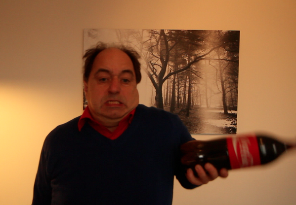 Jos_vanDongen's tweet photo. Iedereen kan thuis trainen,met een fles cola (of andere fris-drank) voor de bieceps.Waarom een sport-school abonement http://t.co/WUAHxA4zJb
