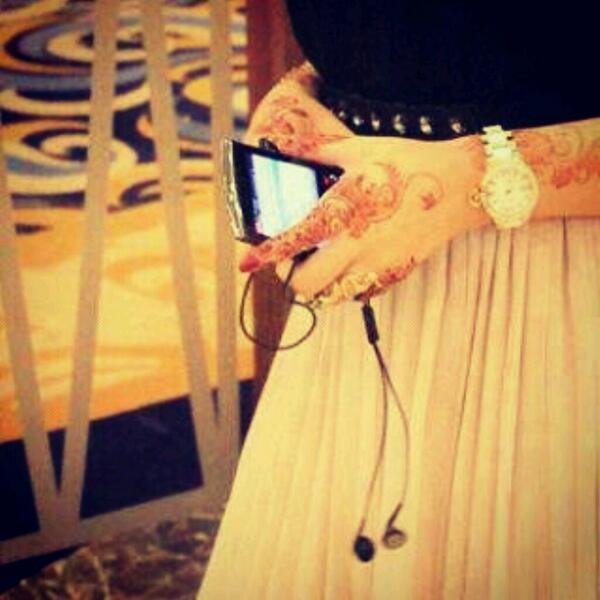 ru_ra9's tweet photo. ﺳَﻌَﺎﺩﺗْﻲّ ﻻ‌ ﺗَﻔِﻴﻖْ ﺃﻻ‌َ ﺏِ ﺻَﻮﺗَﻚْ :$ !  http://t.co/tLf4YNBkxx