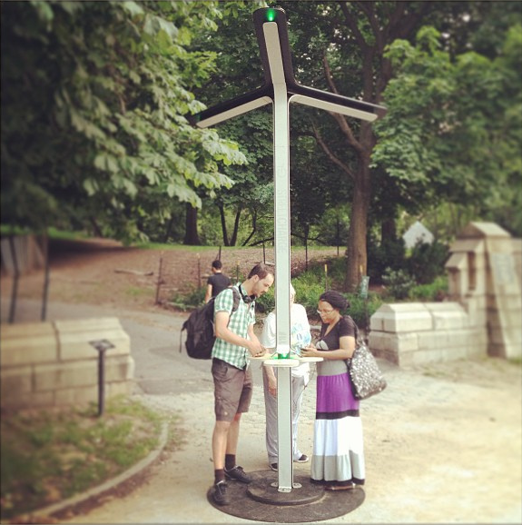 ScienceWorldNL's tweet image. Vandaag is Street Charge op zonne-energie gelanceerd in Amsterdam. dutchsolargroup.nl/street-charge