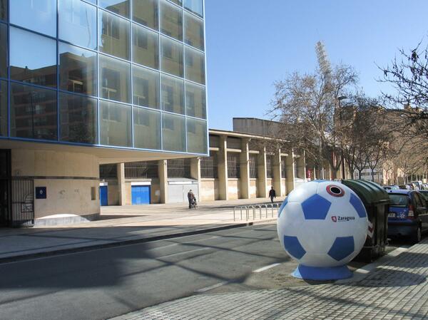 HeraldoDeportes's tweet photo. El Ayuntamiento de Zaragoza coloca contenedores con forma de balón junto a La Romareda http://t.co/snxjBYlI9g http://t.co/ciP4xiLVh7