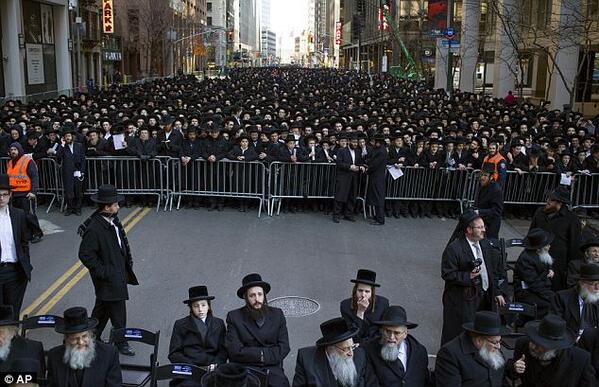 Otro foto impresionante d Nuevo York ocupado x judíos ortodoxos protestando contra una ley del gobierno israelí...