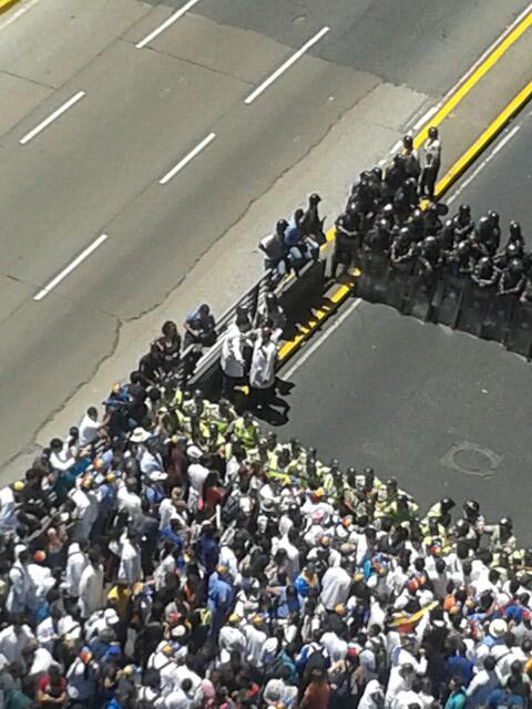 LaCoplera's tweet photo. 12:20 pm Plaza Venezuela- Marcha Médico http://t.co/gaQytLy9Hh