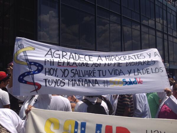 Angelicareport's tweet photo. Esta pancarta se la muestran a funcionarios de la PN y de la GN en Plaza Venezuela, Ccs. #10M http://t.co/fsaDLXYjCx