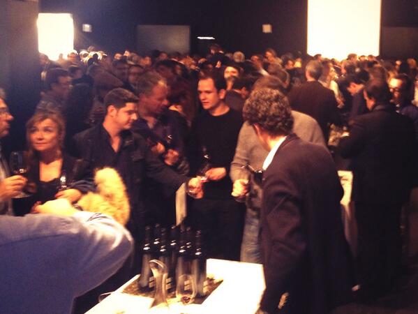 fansdelvino's tweet photo. Las bodegas sirviendo y dando explicaciones de sus vinos en #grandespagosEspaña http://t.co/QOX0Kay02u