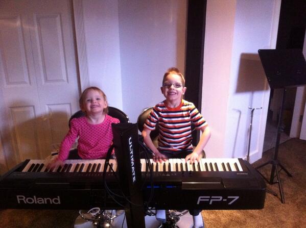 Daytonnerling's tweet photo. Some piano lessons for the  little cousins http://t.co/h1IIeMNDH3