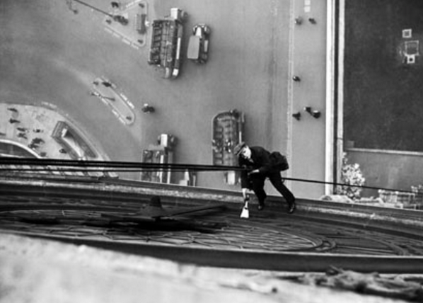 historicalLDN's tweet photo. 1930. Mr Larkin lowers himself from a rope to clean the face of Big Ben, the famous clock on the Houses of Parliament http://t.co/nHtNHaifdX