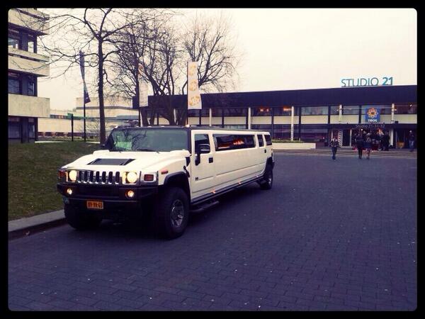 Gasten afgezet in Hilversum / Studio 21.  Het feest begon al bij ons in de Hummer  met champagne en versnaperingen.