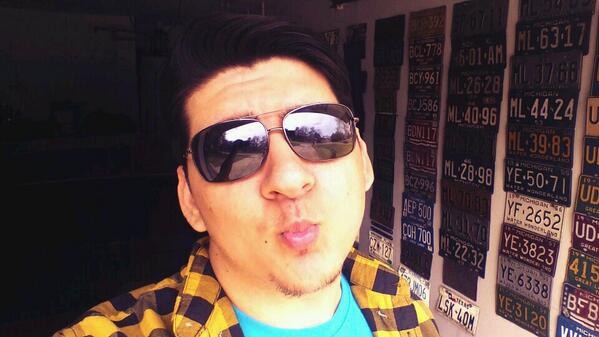 8thframe's tweet photo. @athroatpunch #selfie #filter #kissieface http://t.co/5ne2tlBUQm