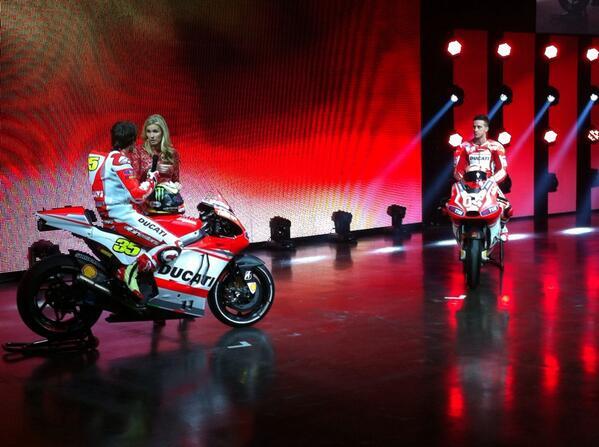 MotofamilyGP's tweet photo. Desde Munich, nos llega las nuevas Ducati de @calcrutchlow y @AndreaDovizioso vía @MOTOCI_Maroto #MotoGPEnAbierto http://t.co/P42gMFbEPY