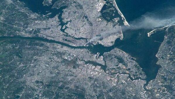 24HorasTVN's tweet photo. Muestran imágenes inéditas desde el espacio del atentado a las Torres Gemelas. VIDEO: http://t.co/Y9LM3xh0V6 http://t.co/MylB72YKbL