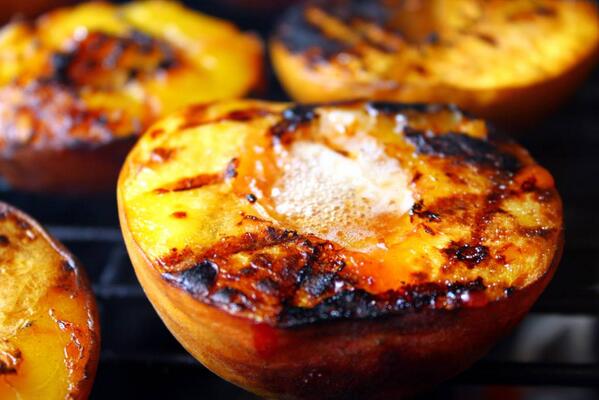 Tarçın ve esmer şeker ile karamelize edilerek tütsülenen şeftali.