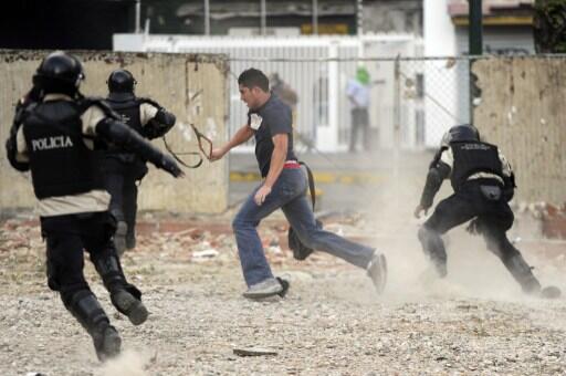 Mojonero's tweet photo. RT @adrianavergaraa: sin armas no son nadie @eddienflores: Hoy Altamira,héroe embistió contra tiranos y los derrotó http://t.co/a8KVrvoVqi"