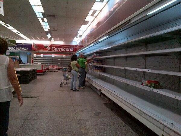 alcaldeledezma's tweet photo. Hoy en el Abasto Bicentenario de San Bernardino ¿Cómo esto es posible con el barril de petróleo en 100$? #NoTeLaCales http://t.co/CBi1wIuS6B