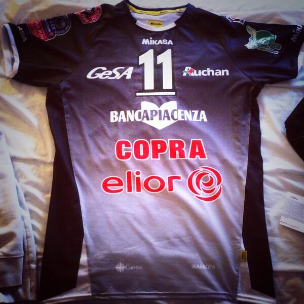 GiulioMilanese's tweet photo. #11 @hristozlatanov #delmontecoppaitalia1 😁 http://t.co/jK4hX4CHxR