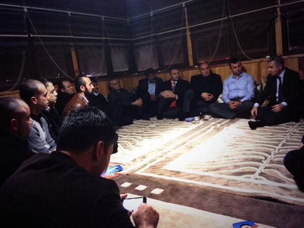 ismailakdgn's tweet photo. Sn Başkanımız @yusufuzun_bduzu Zozan Apartman sakinleriyle hasbihal ediyor @Seyithanizsiz @ondargocer http://t.co/QieFzeVScC